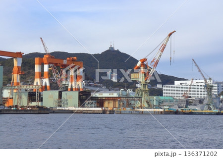 海上から眺める長崎造船所と稲佐山展望台（長崎県長崎市） 136371202