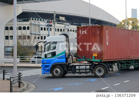 交差点をUターン中のトレーラー イメージ 交差点をUターン中のトレーラー イメージ 136371209