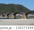 桜満開の錦帯橋 136371449