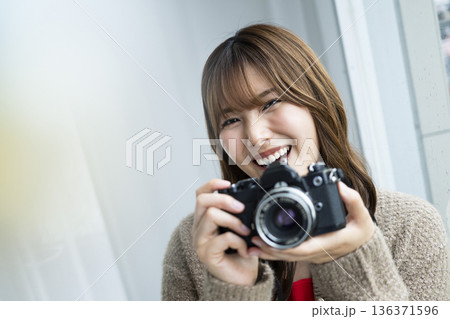 カメラを持つ女性 136371596