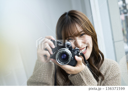 カメラを持つ女性 136371599