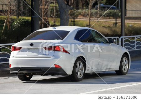 白い高級セダン　イメージ 136371600