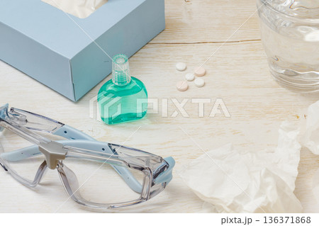 花粉症｜眼鏡、薬、点眼薬、ティッシュ 136371868
