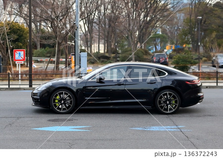 ドイツ製の黒いスポーツカー イメージ ドイツ製の黒いスポーツカー イメージ 136372243