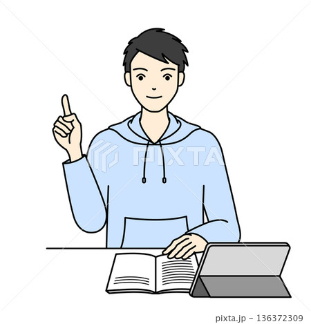 タブレット学習中にポイントを指差しする笑顔の男子高校生 タブレット学習中にポイントを指差しする笑顔の男子高校生 136372309