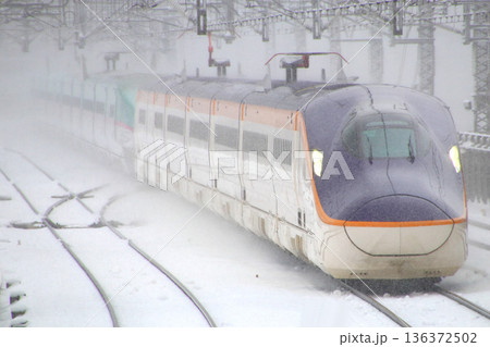 冬の東北新幹線内を行く山形新幹線E8系つばさ号(E5系併結) 冬の東北新幹線内を行く山形新幹線E8系つばさ号(E5系併結) 136372502