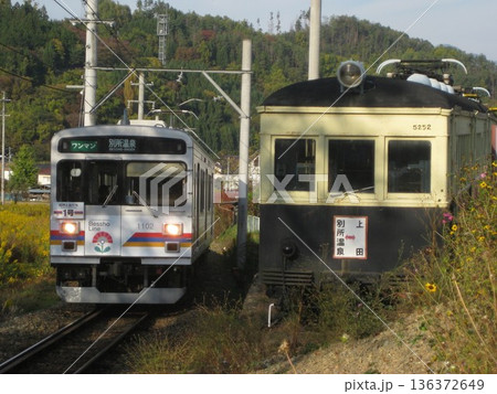2008.11.2 上田電鉄別所温泉駅で保存されている丸窓電車と1000系 136372649