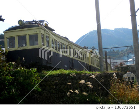 2008.11.2 上田電鉄別所温泉駅で保存されている丸窓電車 2008.11.2 上田電鉄別所温泉駅で保存されている丸窓電車 136372651