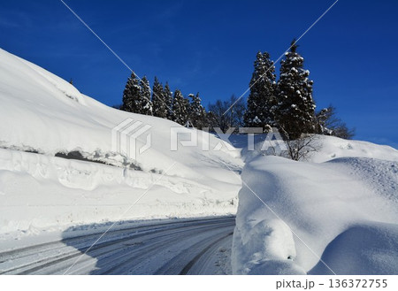 雪国豪雪の雪道 136372755