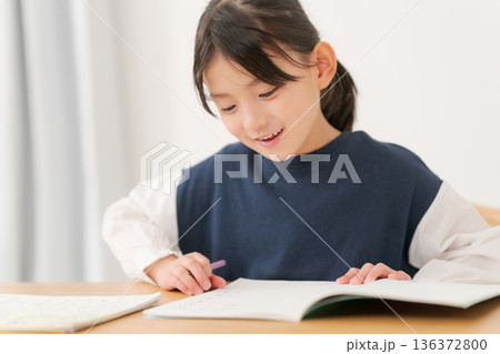 勉強をする小学生の女の子 勉強をする小学生の女の子 136372800