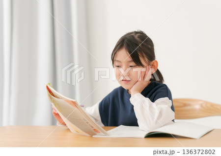 勉強をする小学生の女の子 勉強をする小学生の女の子 136372802