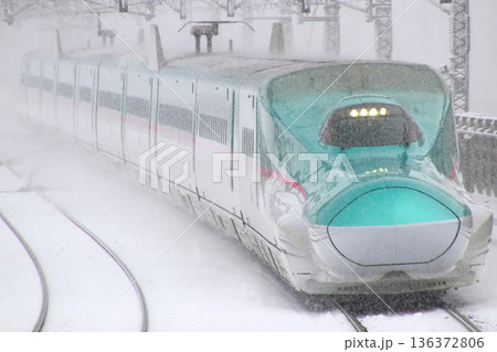冬の東北新幹線E5系（10両編成） 136372806