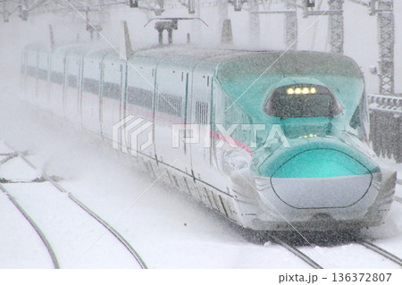 冬の東北新幹線E5系(10両編成) 冬の東北新幹線E5系(10両編成) 136372807