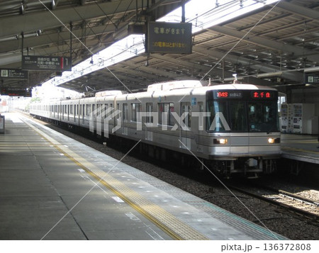 2012.9.11 通過設前の東急東横線祐天寺駅と東京メトロ日比谷線03系 136372808