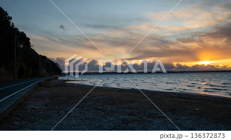 夕日に染まる海岸 夕日に染まる海岸 136372873