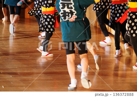 盛岡さんさ踊りを踊るイメージ 盛岡さんさ踊りを踊るイメージ 136372888
