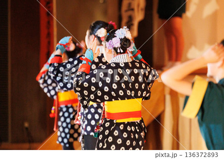 盛岡さんさ踊りを踊るイメージ 盛岡さんさ踊りを踊るイメージ 136372893