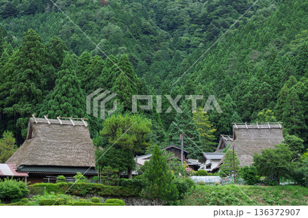 昔話に出てきそうな京都府南丹市美山町茅葺きの里で撮影した夏の風景 136372907