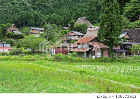 昔話に出てきそうな京都府南丹市美山町茅葺きの里で撮影した夏の風景 136372912
