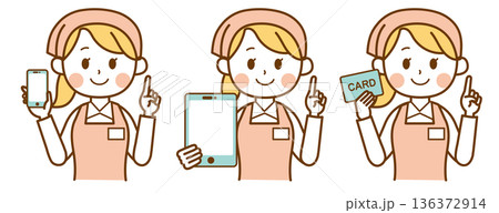 スマホ・タブレット・カードを案内するエプロン女性｜決済、説明、受付、接客 136372914