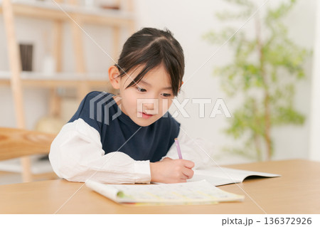 勉強をする小学生の女の子 勉強をする小学生の女の子 136372926