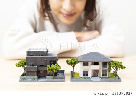 住宅模型を見つめる女性 住宅模型を見つめる女性 136372927