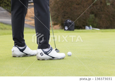ゴルフをする男性 136373031