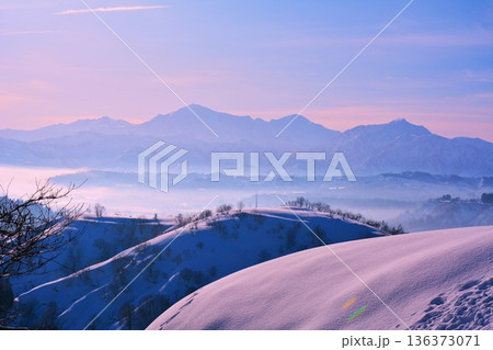 朝霧の越後三山冬景色 朝霧の越後三山冬景色 136373071