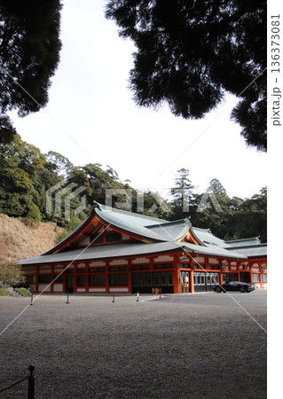 鹿児島県霧島市の霧島神宮の神楽殿 鹿児島県霧島市の霧島神宮の神楽殿 136373081