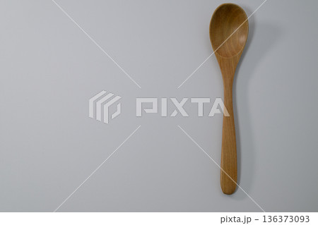 白背景に置かれた木製スプーンの俯瞰 136373093