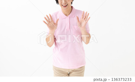 手を振る女性 手を振る女性 136373233
