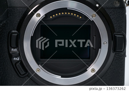 ミラーレス一眼カメラのイメージセンサーとマウントの接写 ミラーレス一眼カメラのイメージセンサーとマウントの接写 136373262