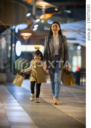 mother and child girl wolking with shopping bag and sightseeing in Bangkok city at night 136373283