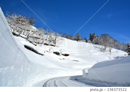 雪国豪雪地道路スノーシェッド雪崩対策施設 136373522