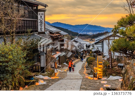 夜の馬籠宿を照らす幻想的なアイスキャンドルと古い町並み 136373776