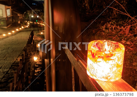 夜の馬籠宿を照らす幻想的なアイスキャンドルと古い町並み 136373798