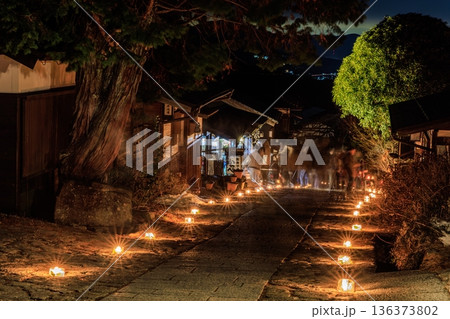 夜の馬籠宿を照らす幻想的なアイスキャンドルと古い町並み 136373802
