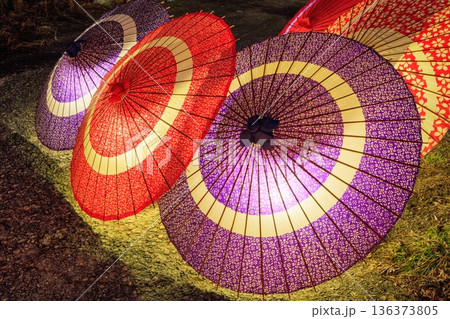 夜の馬籠宿を照らす幻想的なアイスキャンドルと古い町並み 136373805