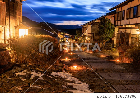 夜の馬籠宿を照らす幻想的なアイスキャンドルと古い町並み 136373806