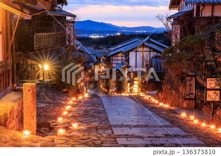 夜の馬籠宿を照らす幻想的なアイスキャンドルと古い町並み 136373810