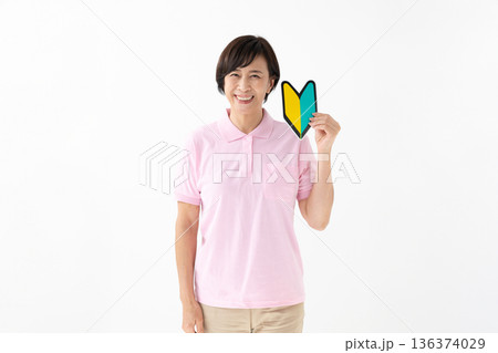 初心者マークを持つ女性 136374029