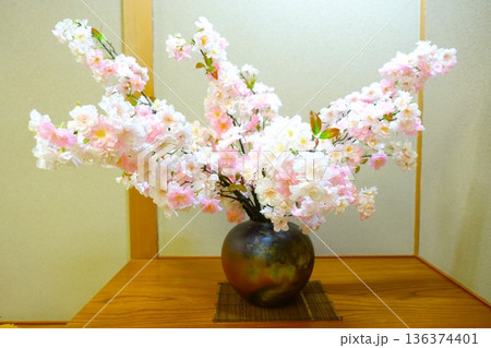 桜の花のあるお座敷 桜の花のあるお座敷 136374401