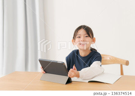 タブレット学習をする小学生の女の子 タブレット学習をする小学生の女の子 136374514