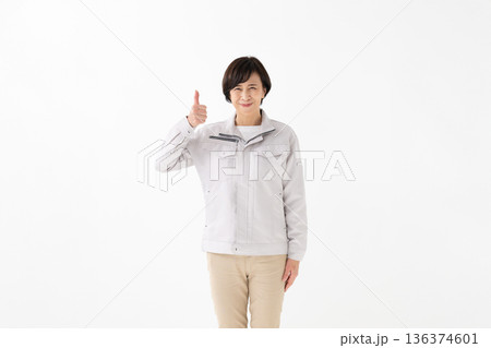 作業服姿の女性 作業服姿の女性 136374601