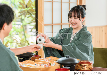 旅館で会席料理を楽しむ夫婦・カップル（部屋食・懐石料理・御膳・贅沢） 136374658