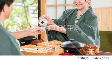 旅館で会席料理を楽しむ夫婦・カップル(部屋食・懐石料理・御膳・贅沢) 旅館で会席料理を楽しむ夫婦・カップル(部屋食・懐石料理・御膳・贅沢) 136374659