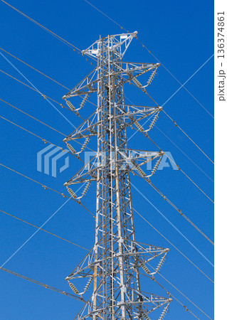 青空にそびえる鉄塔 136374861