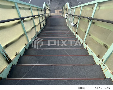 歩道橋の階段 歩道橋の階段 136374925