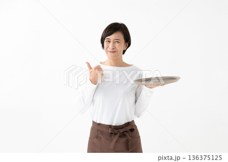 御盆を持った女性 136375125