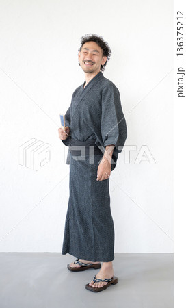 白背景で浴衣を着た髭の中年男性の全身のカメラ目線の笑顔(大笑い) 136375212